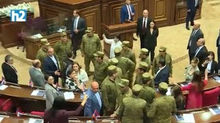 Մի՛ հրեք, թքագեղձերդ զսպի, հեսա ամիբիոնը շուռ եք տալու. ծայրահեղ լարված իրավիճակ`Աժ-ում։ Լրաբեր
