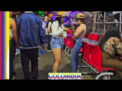COLOMBIAN WATCHING A FUTBOL GAME IN LA 70 4K 🇨🇴