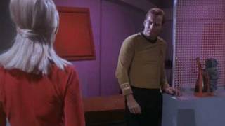 Le mauvais Kirk agresse Janice Rand