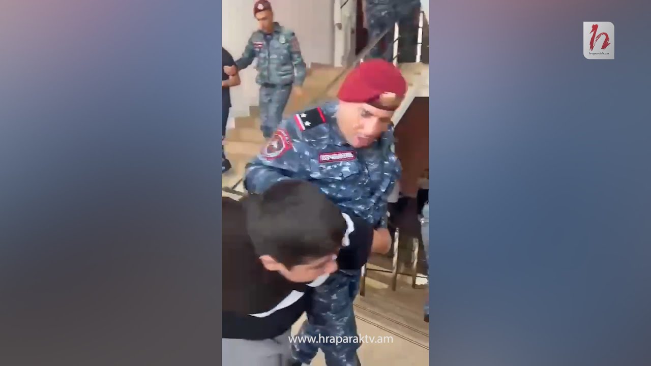 Ոստիկանը ուսանողի ականջը բռնած բերման է ենթարկում