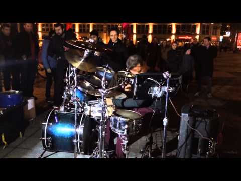 Street drumming in Hamburg (Oded Kafri)