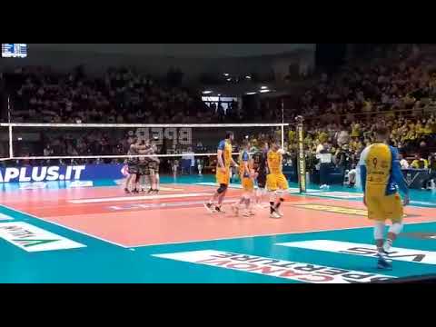 Volley, Modena-Perugia 1-3, i fischi al primo arbitro dopo il terzo set