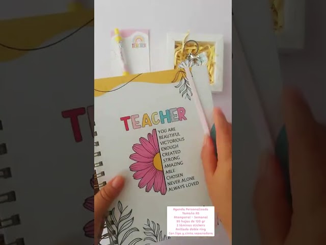 Vídeo relacionado con Transparent Gift Lámpara Manos Personalizada para Profesores. Lámpara Decorativa con Nombres de Alumnos. Regalos Originales Fin de Curso. Regalos Personalizados para Maestros y Maestras.