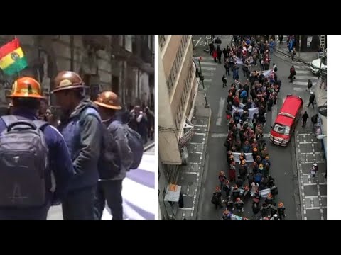 Mineros rodean la Plaza Murillo en La Paz
