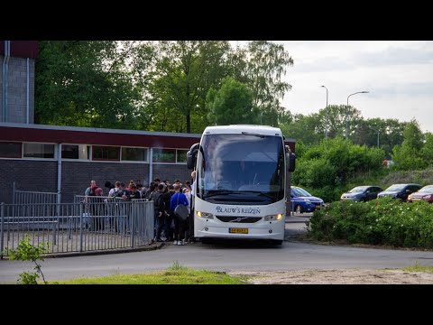 Asielzoekers komen aan bij sporthal Bargeres in Emmen