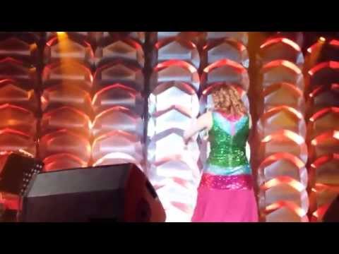 Maria Rita troca o vestido e volta ao palco cantando mais "Coração a Batucar"