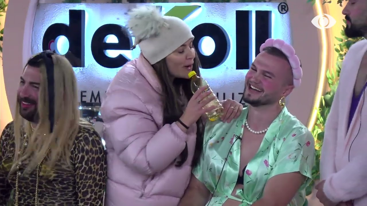 Djemtë vijojnë intervistën nga Rozana, batuta mes banorëve