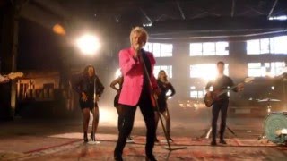 Rod Stewart brings us ‘From Gasoline Alley to Another Country Hits 2016’