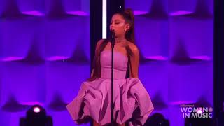 ¡¡Ariana grande se olvida de la cancion y por la musica le ayuda!!😨😳😂