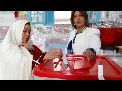 التونسيون يدلون بأصواتهم لانتخاب برلمان جديد وسط ترقب لنسبة المشاركة • فرانس 24 FRANCE 24