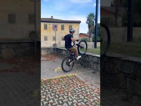 Sempre più bello usare questa bici🔥#street #biketrial #streettrial #trial #urbantrial #bikes #bike