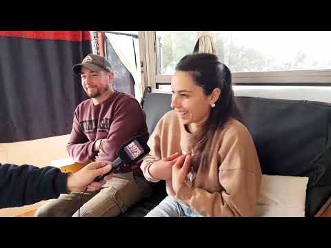 TRANSFORMARON UN COLECTIVO EN SU CASA Y RECORREN EL MUNDO: ESTUVIERON EN SAN GUILLERMO Y V. TRINIDAD