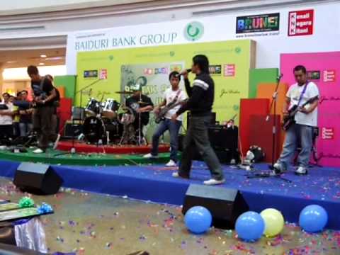 a band once live at the mall