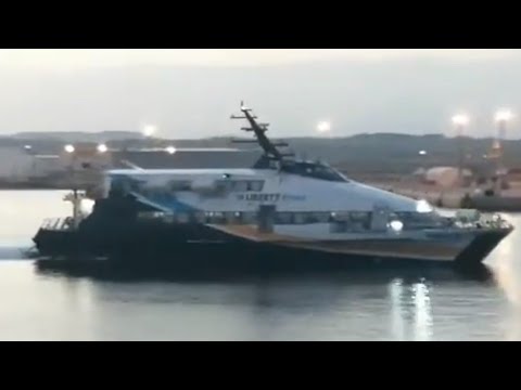 Catamarano Federica M in partenza da Trapani