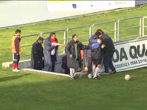 L’ex giocatore del Varese Da Dalt colpito dall’allenatore avversario