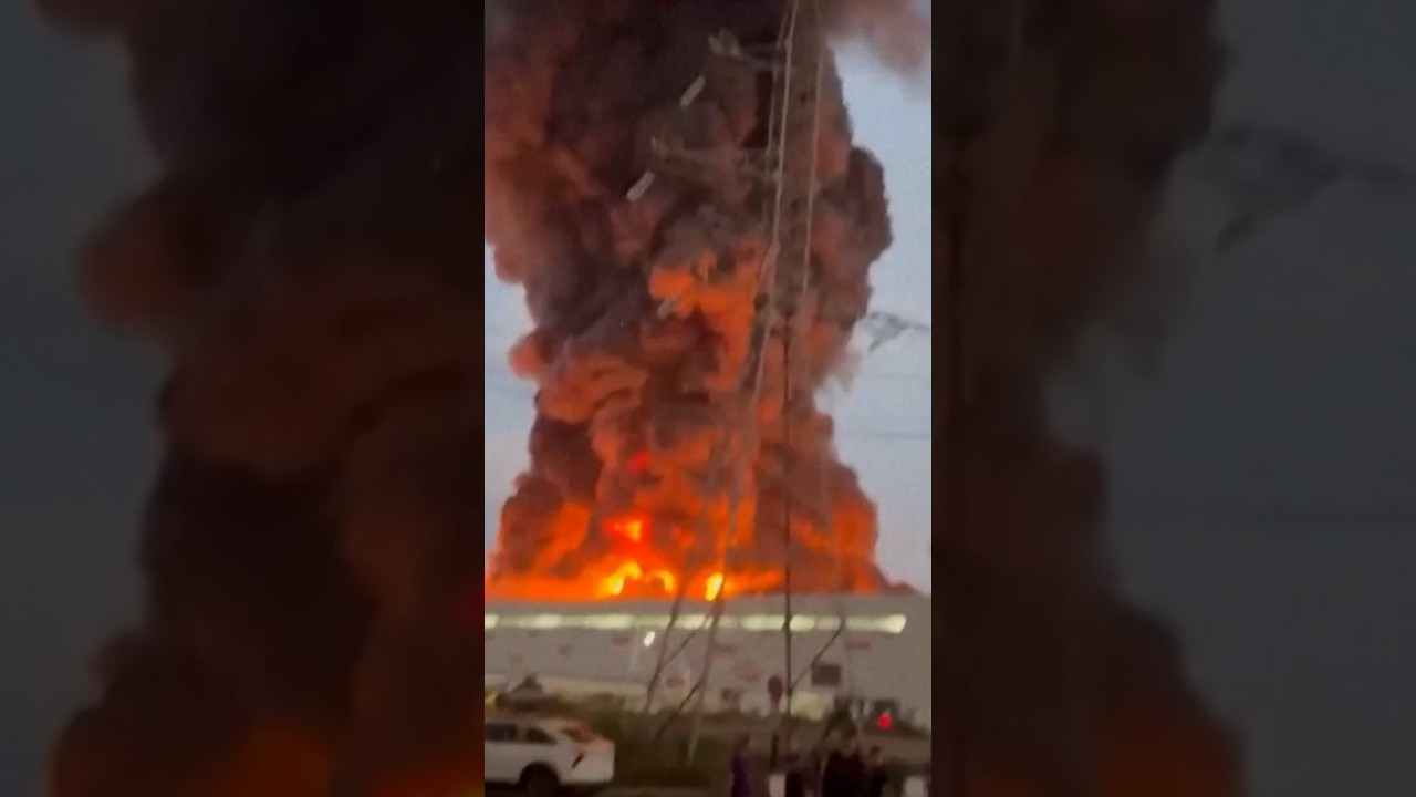 Un ataque ucranio alcanza un almacén en el suroeste de Rusia #shorts