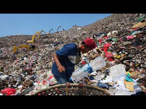Video Thumbnail: Müllsammler arbeiten auf Indonesiens größter Deponie