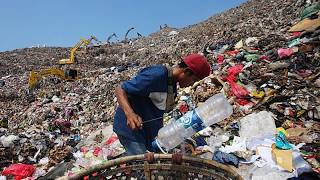 Müllsammler arbeiten auf Indonesiens größter Deponie