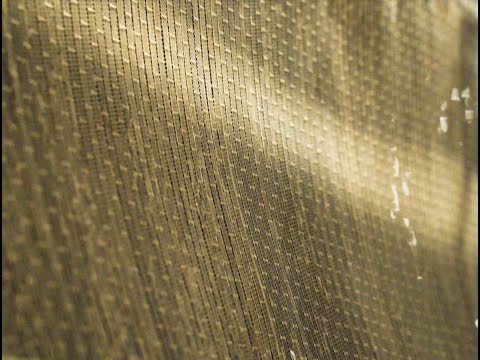 研究室からの調整されたテキスタイル: 研究者がシルク繊維をポンピングします