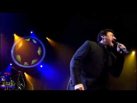Toto - Caught in the Balance (Live in Paris 2007)