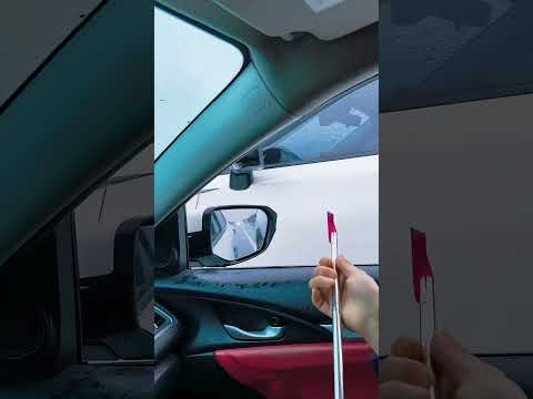 Отважная девушка помогает водителям в дождь #короткоевидео