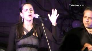 Una bella donna siciliana Canta...