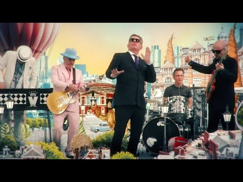 Videoclip de Can't Touch Us Now — Madness
