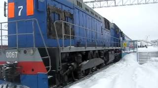 preview picture of video 'train en Gare de Surgut (siberie) TEM 7, 2TE116 TEP70      Русский тепловоз 02/2012'