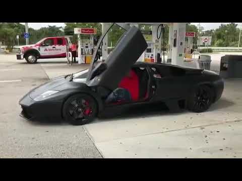 Dicke Mann kommt nicht mehr aus seinem Auto Raus😂😂😂😂LUSTIG