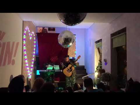 Che & Andreoid "In the Army now"