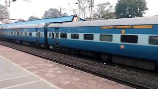 preview picture of video 'Chattisgarh express at Amgaon station'