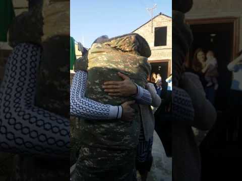 Солдат вернулся домой на день рождения отца