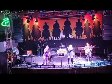 Cowboy Grill Mabini com banda Distrackz