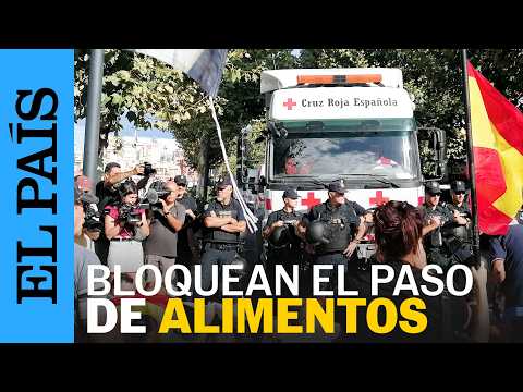 Un grupo de vecinos de Ceuta bloquean el paso de camiones de la Cruz Roja con ayuda para migrantes