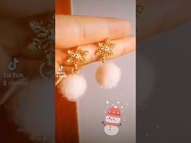 Vídeo relacionado con Divertidos aretes de bolas de Navidad, aretes divertidos de bolas de Navidad, aretes divertidos de gota, bonitos aretes feos de Navidad, regalo de broma de Navidad, Metal
