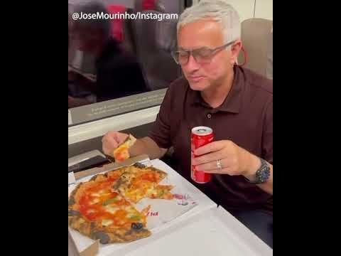 Jose Mourinho celebrates Roma's big win with a pizza | 