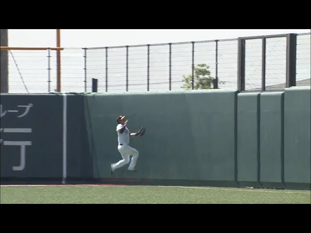 【ファーム】ホークス・江川 フェンス際ギリギリキャッチ!! 2018/5/3 H-T(ファーム)