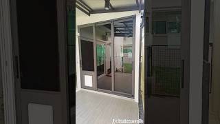 ชุดประตูบานเลื่อนแบ่งสามอิสระพร้อมช่องประตูสำหรับสัตว์เลี้ยง