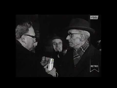 rbb Retro - Berliner Abendschau: Besucherstrom an der Oberbaumbrücke   Rückkehr aus Ostberlin (1964)