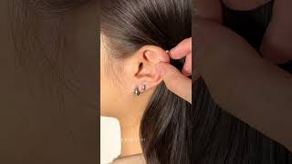 Calling all helix piercing lovers! This cute balls back earrings are made to be worn everyday ✨