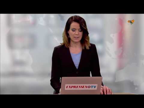 Bil voltade i ett vattenfyllt dike