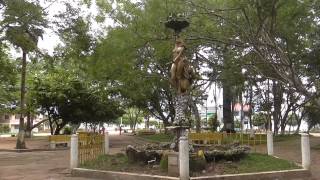 preview picture of video 'San José del Guaviare, Plaza Principal (Selva del Amazonas) Colombia'