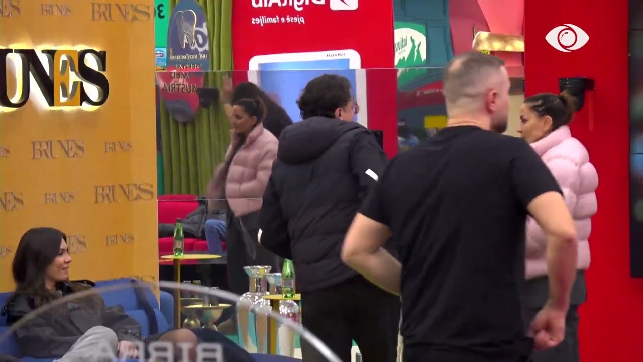 Atmosferë festive/ Banorët kërcejnë nën ritmet e muzikës