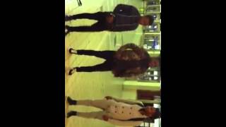 les gars danse le RizBanane (vas-y molo by numerica)