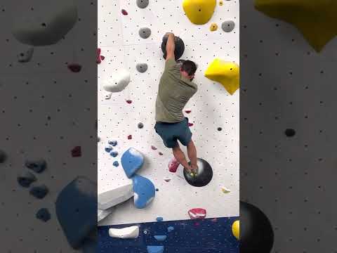 Alex Honnold Climbing A V7 EASY @ Movement LP Chicago