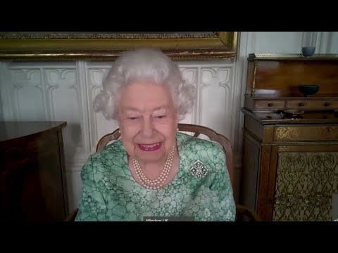 伊麗莎白女王接受哈里和梅根採訪後首次露面 (Queen Elizabeth makes first appearance since Harry and Meghan interview)
