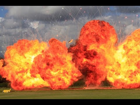 GIANT PYROTECHNICS EXSPLOSIONS - RC PLANES ON FIRE - CRASHES & MAYHEM SOUTHERN MODEL SHOW - 2017