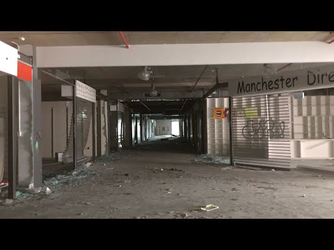 Exploring an abandoned shopping mall from the 2000s