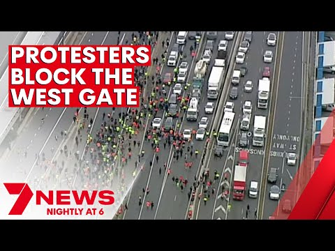 Protesting construction workers take over Melbourne's West Gate bridge | 7NEWS