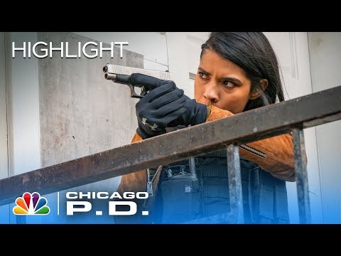 チームは容疑者の後に行くが、火の下に来る - シカゴPD (The Team Goes After a Suspect But Comes Under Fire - Chicago PD)